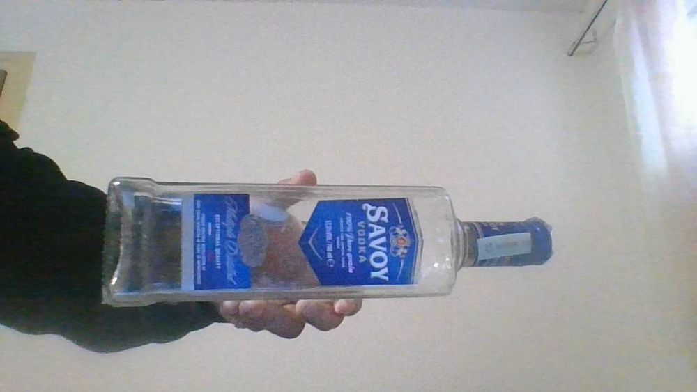 празни ботилки шишета амбалаш от водка