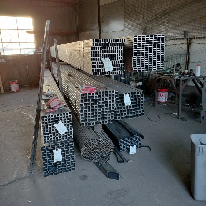 Țeavă metalică și stâlpi pentru gard