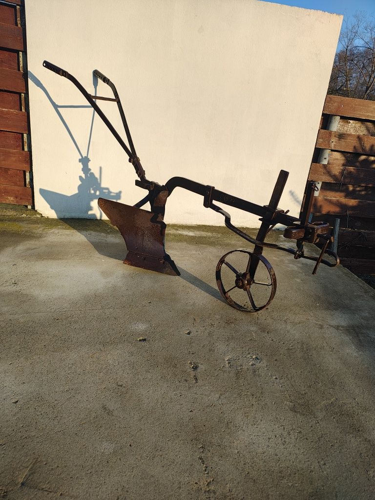 Plug vechi din fier pentru arat,sau pentru decor