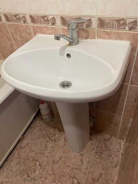 Умывальник для ванной  cо смесителем б/у