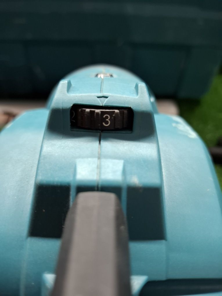 Пистолет за силикон Makita DCG180 с допълнителна преставка и с обороти