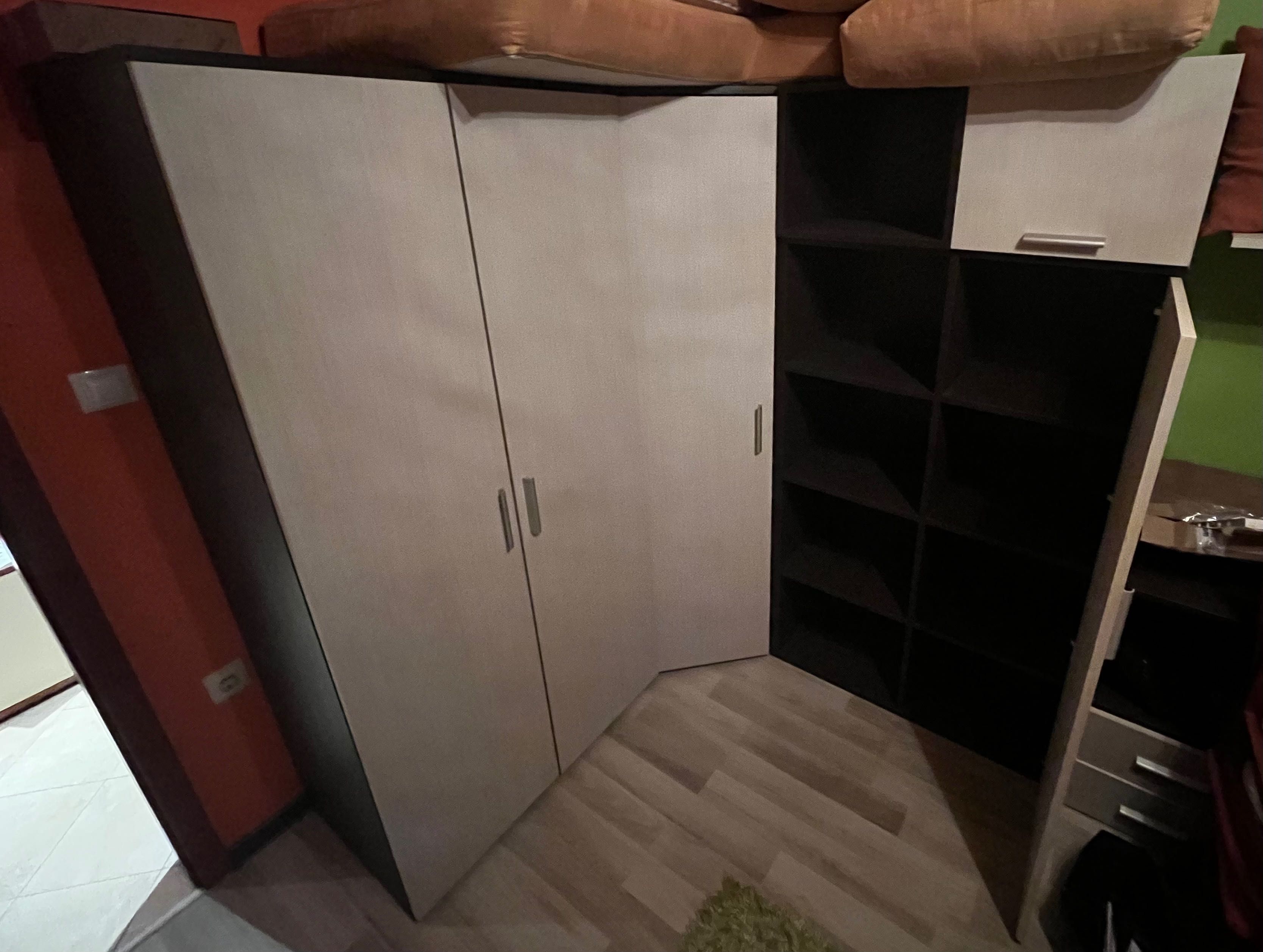 Ъглов гардероб за дрехи