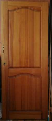 Продам дверь деревянную входную без коробки б/у