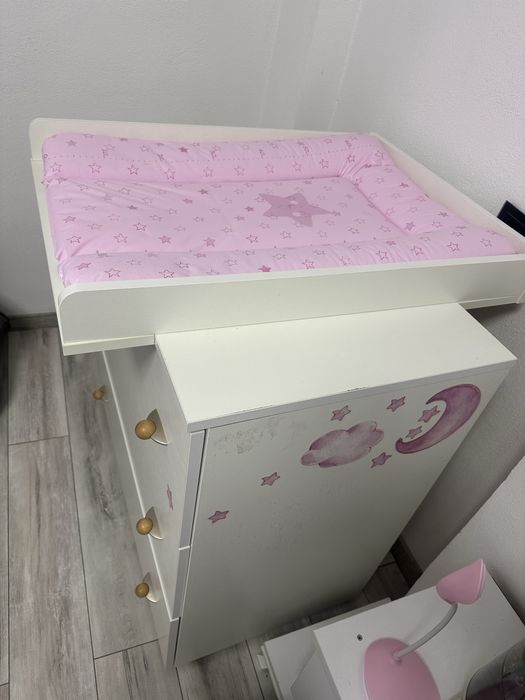 Vând comodă cu masă de înfășat incorporată