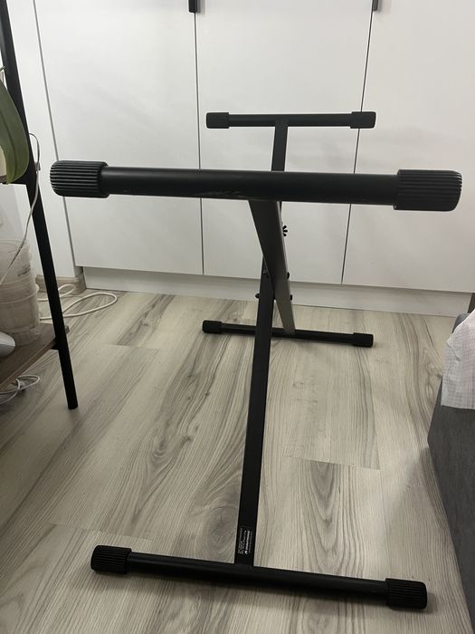 Vând orgă și stativ