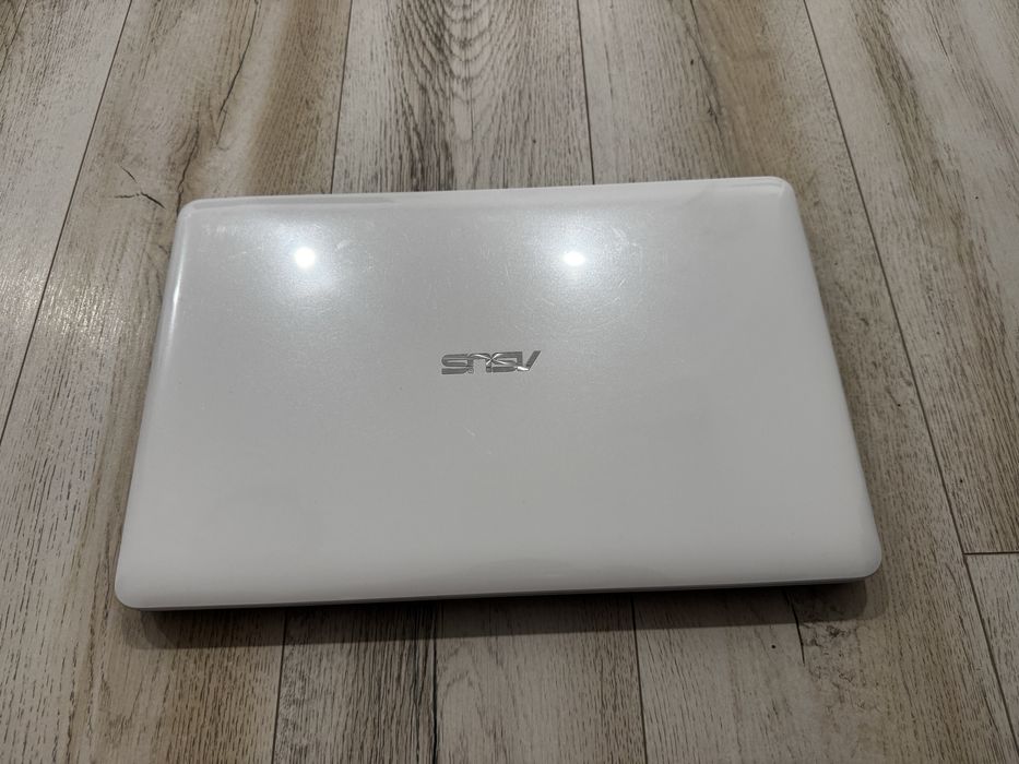 Laptop asus i3 cu placa video dedicata Nvidia