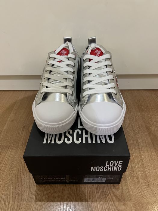 Чисто нови обувки Love Moschino