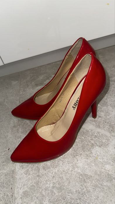 Червени лачени обувки на викок ток, размер 38