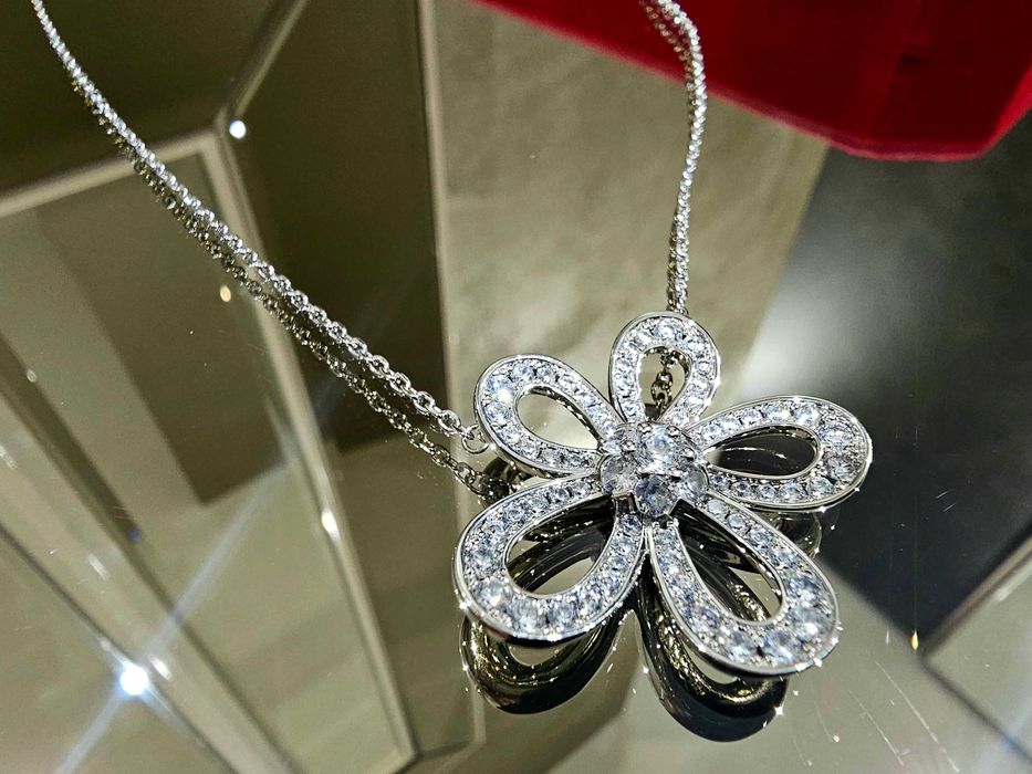 Van Cleef & Arpels VCA Silver Flowerlace Diamond Clover Дамско Колие