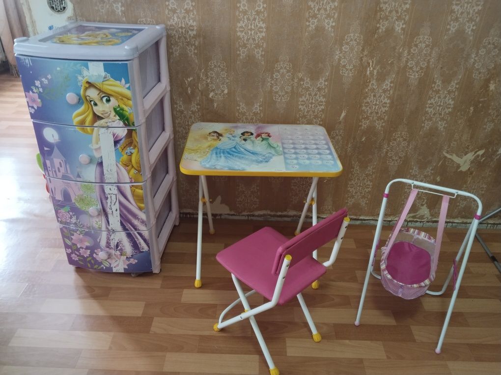 Детский стол со стулом