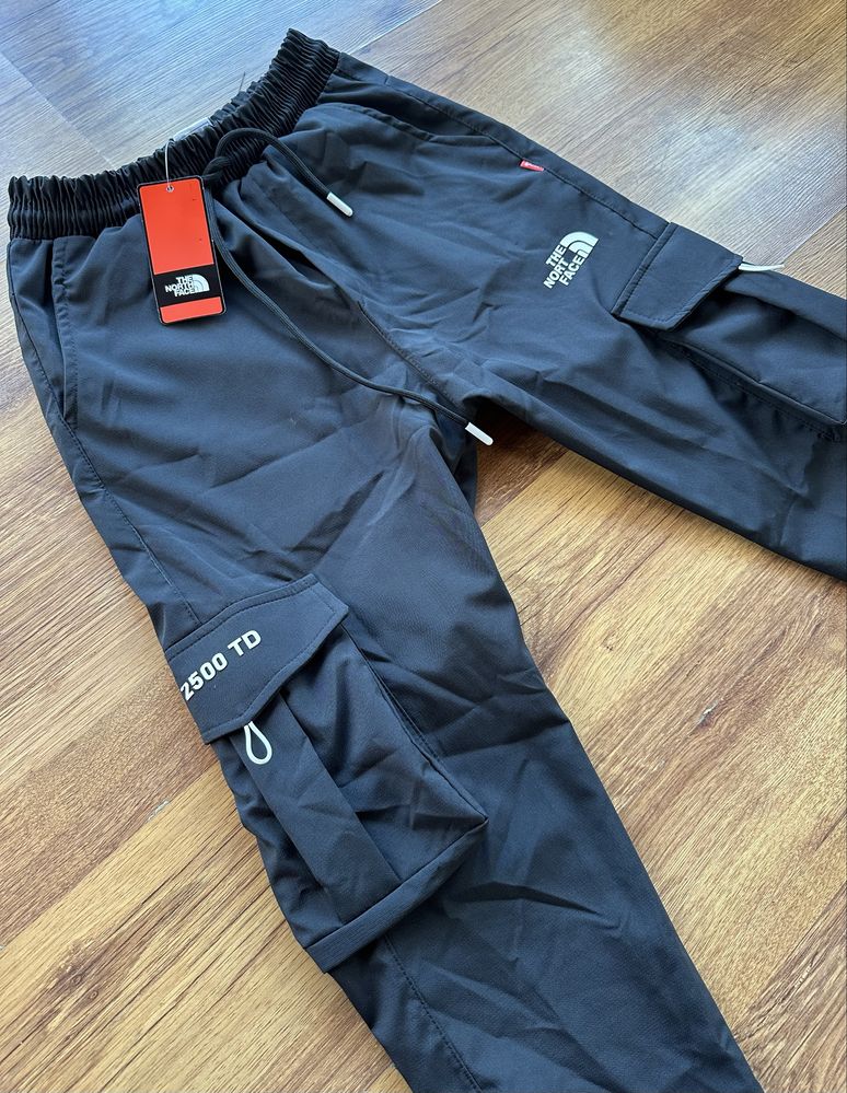 Мъжко,шушлеково,черно КАРГО долнище The North Face