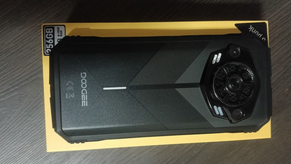 Dodge S Punk 256/16 baterie 10500 mah. Nou, desigilat cu garanție.