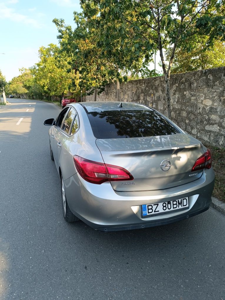 Opel Astra j sedan