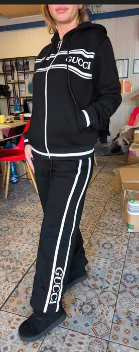 Стилен дамски комплект – спортно-елегантна визия