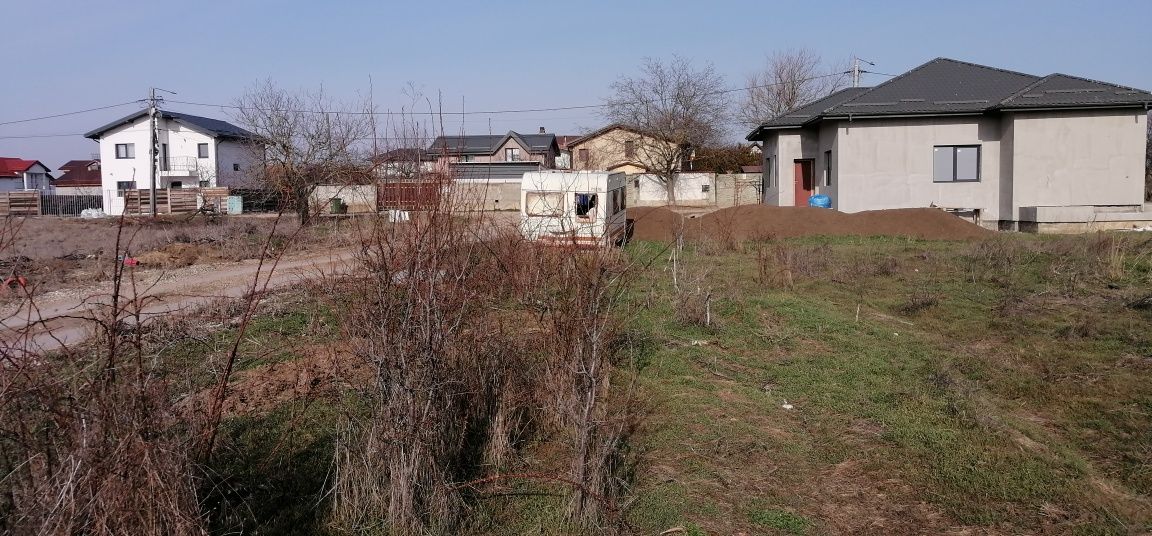Teren la 400m de Bulevardul Principal. Gaz și Curent. Comuna Berceni