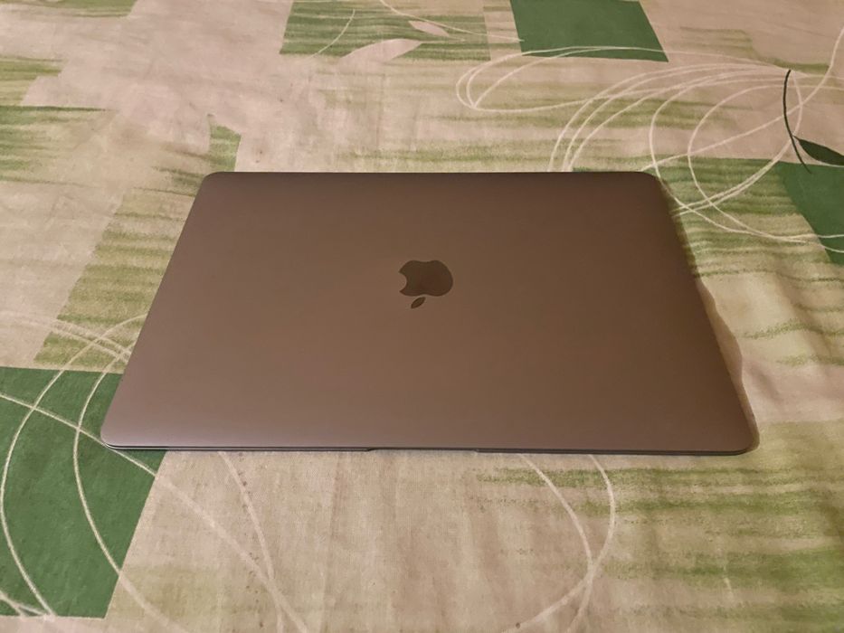 MacBook Air 2020 + Подарък (кейс и адаптер)