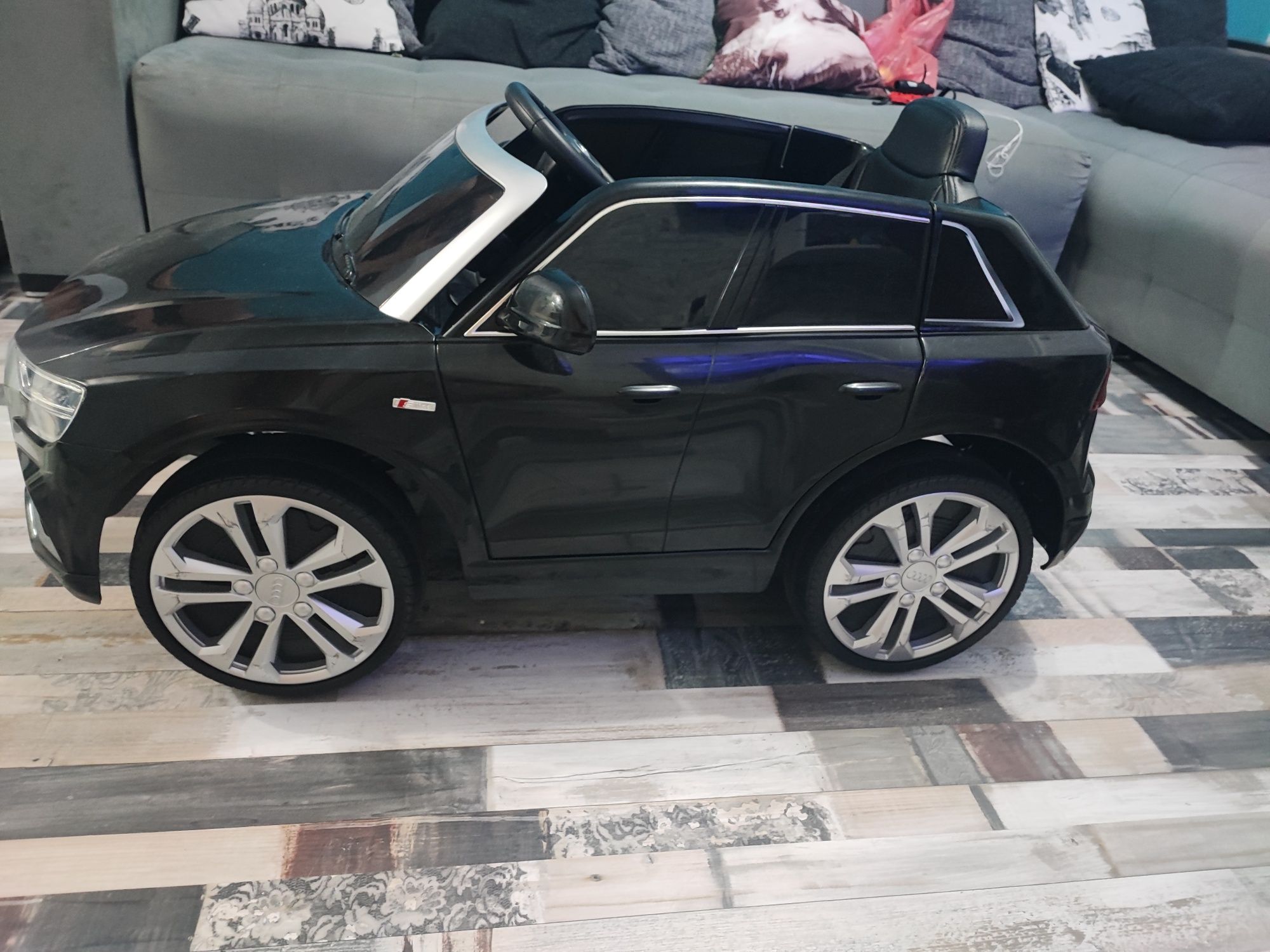 Детска акумулаторна кола Audi Q8