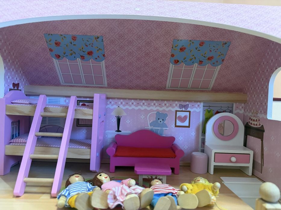 Дървена къща за кукли