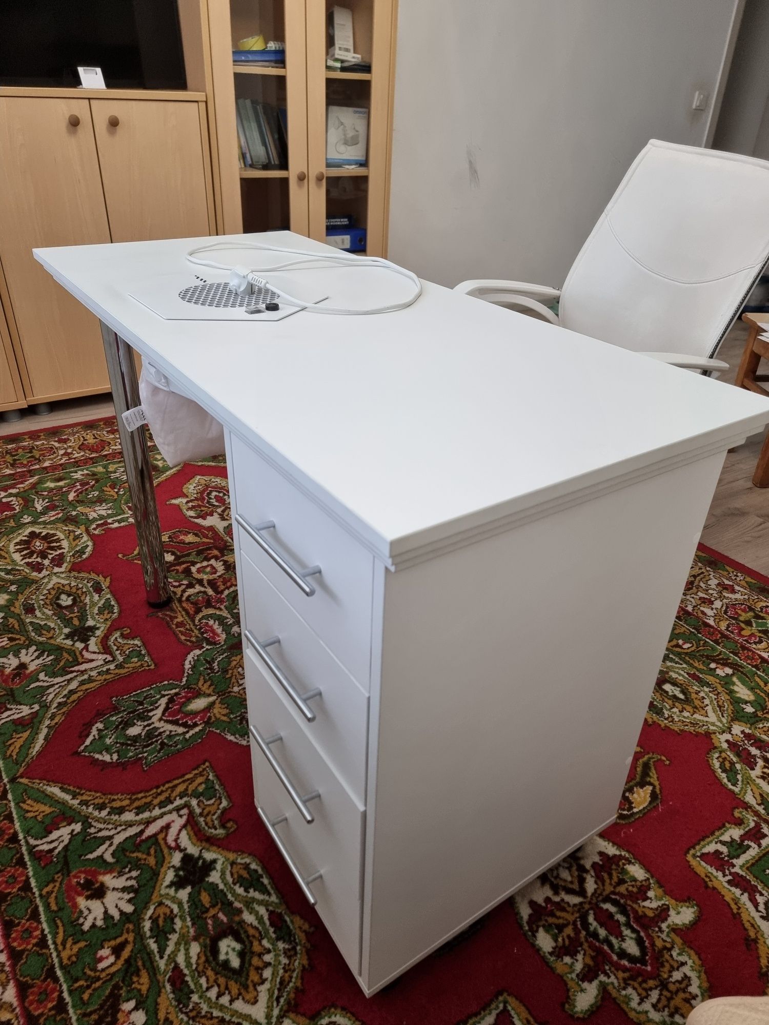 Продам маникюрный стол СРОЧНО