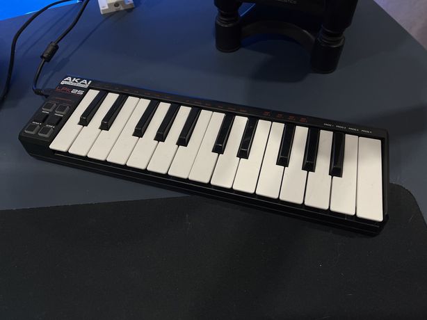 Akai LPK25 midi клавиатура