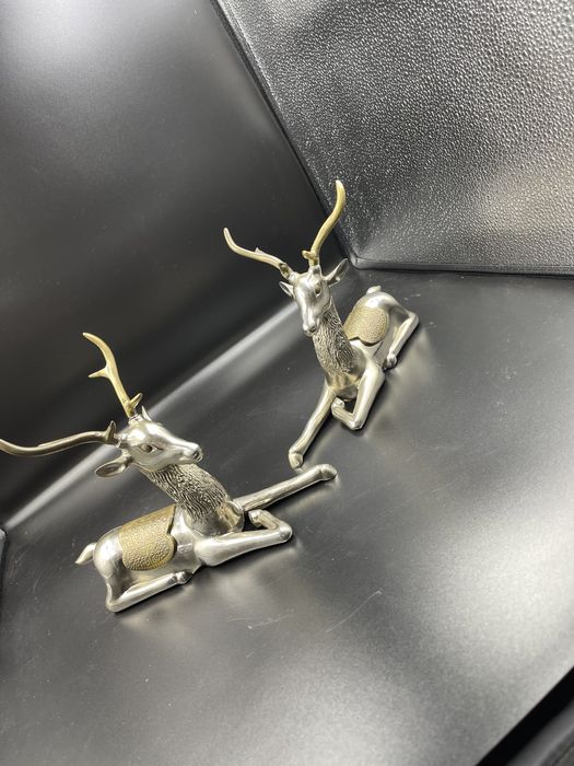 Doua capre din alama argintata, gravate