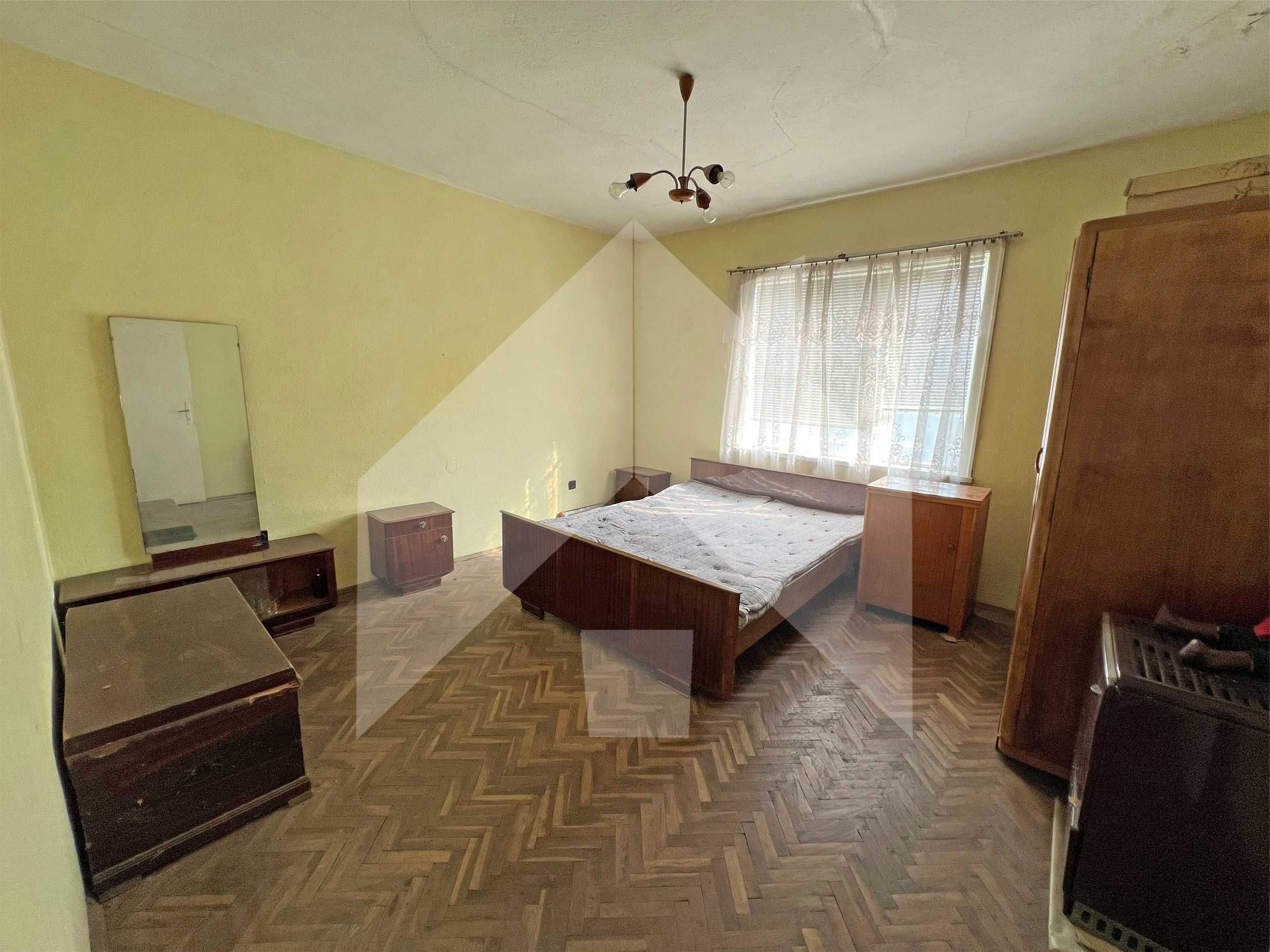 Продава ВТОРИ ЕТАЖ от двуетажна сграда в гр. Нови пазар. ТОП цена!