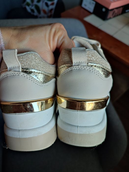 Бежово-златисти маратонки на платформа