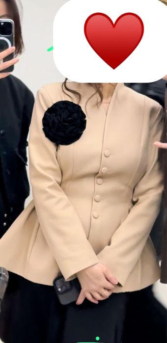 Продам пиджак с цветком