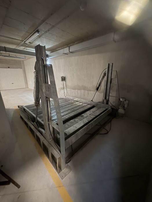 Система за паркиране на два автомобила на едно място.