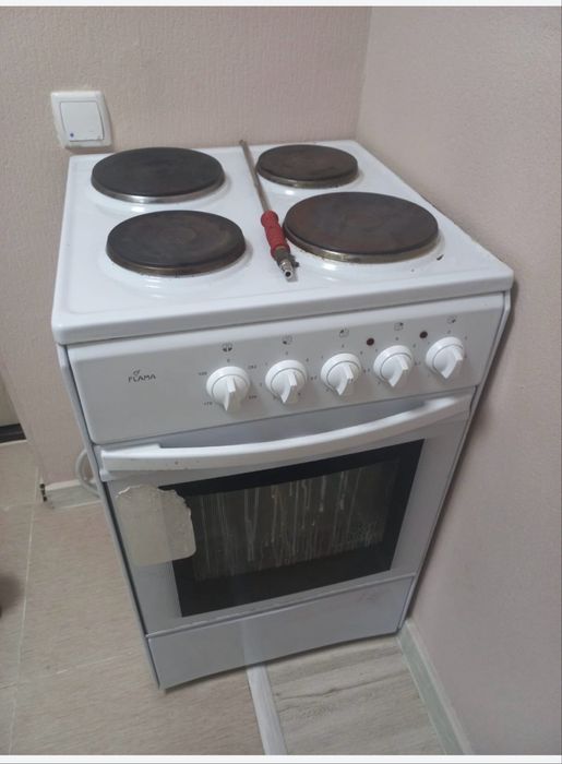 Электроплита, требует ремонта 1 конфорки и духовки