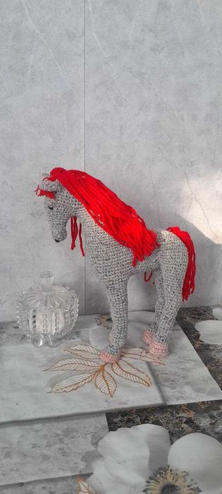 Вязанная лошадь. Оригинальный подарок на новый 2026 год.