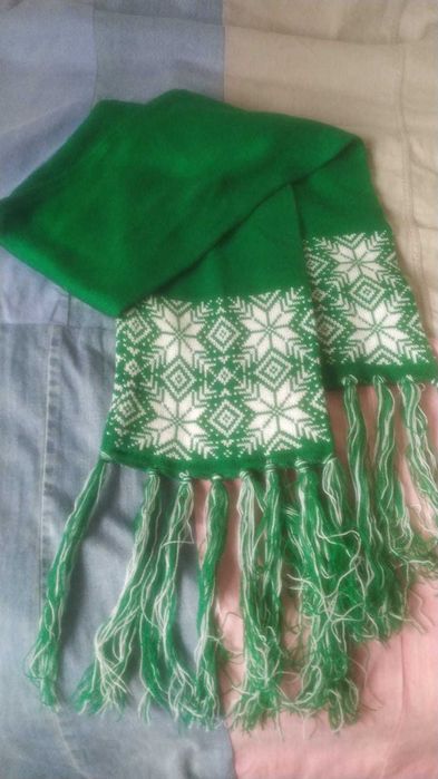 Шарф новогодний зеленый со снежинками