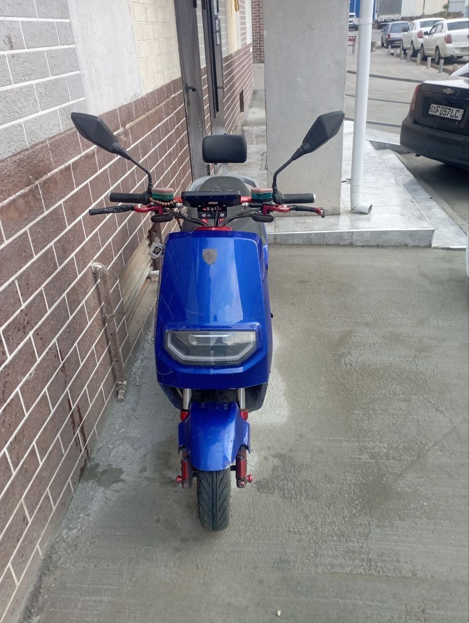 Skuter sotiladi srochno