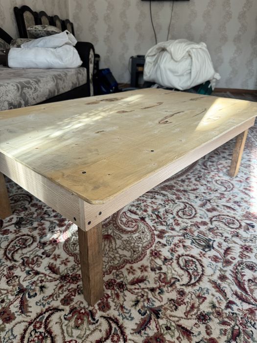 Небольшой столик.