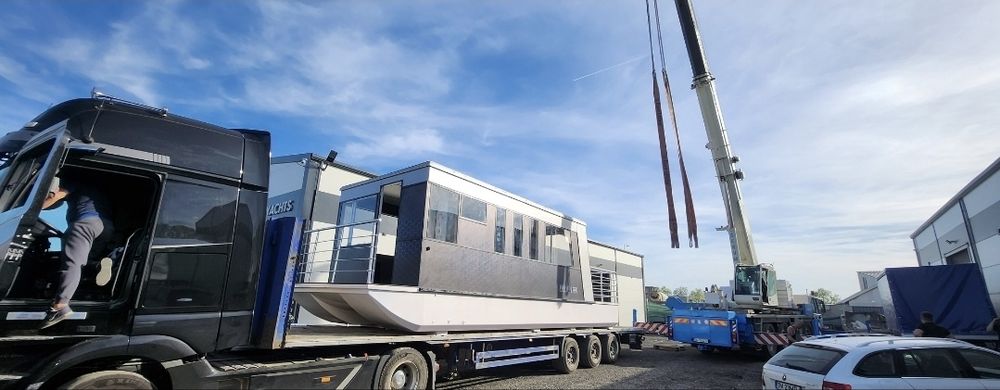 House boat casa pe apa