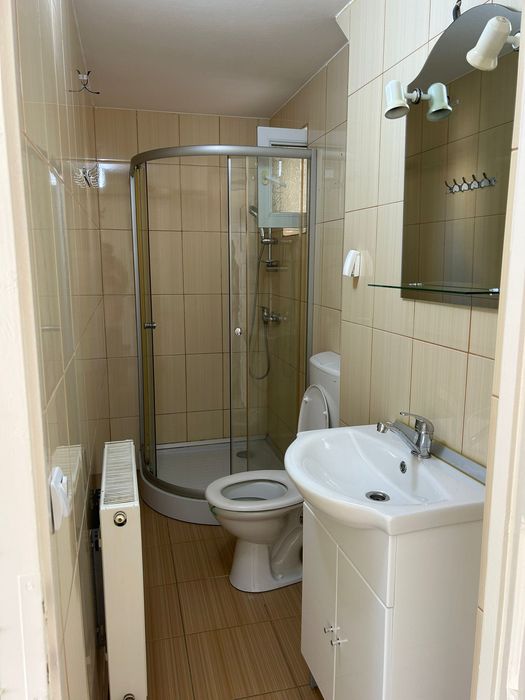 Închiriez apartament cu 2 camere, etaj 2