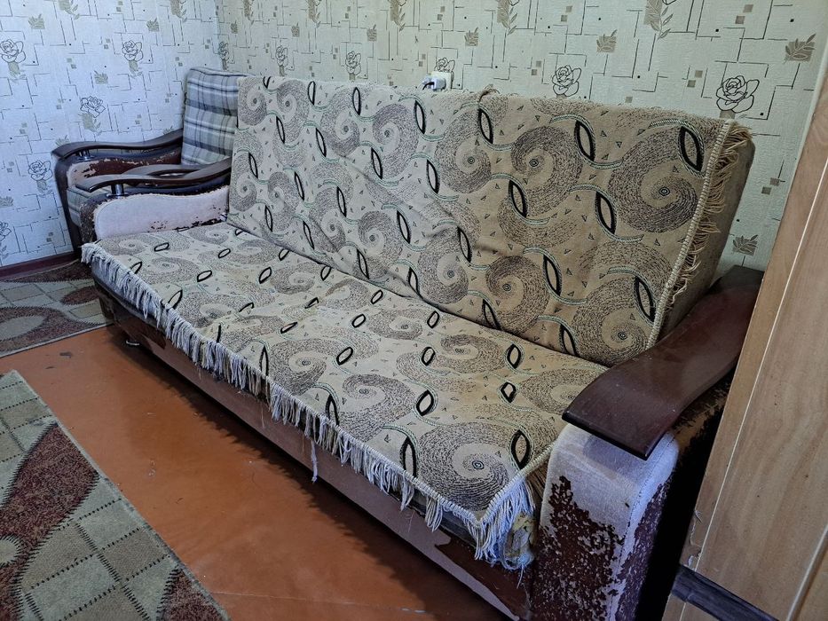 Отдам даром Диван .Требуется  рестоврация .