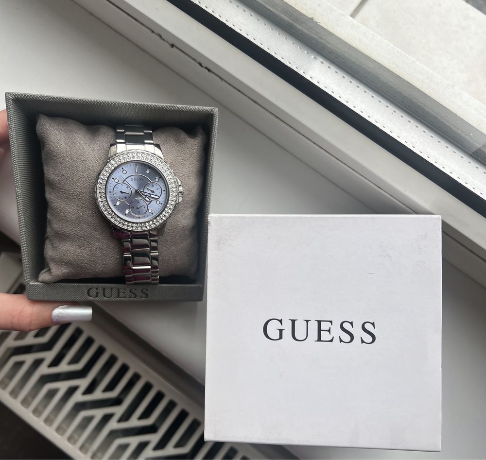 Ceas Guess cu functii multiple