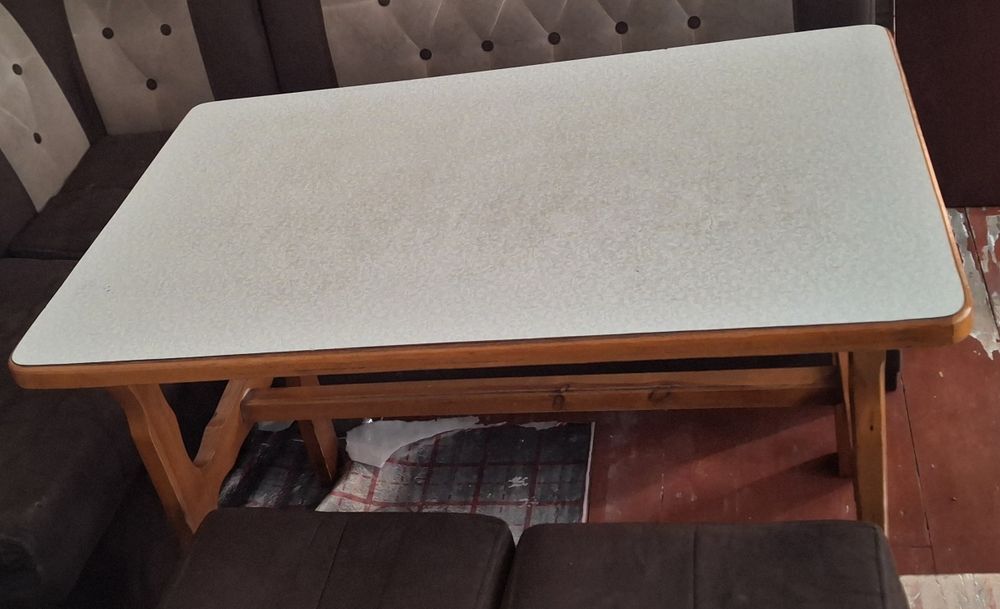 Продам кухонный стол в отличном состоянии.фото реалное.деревянное