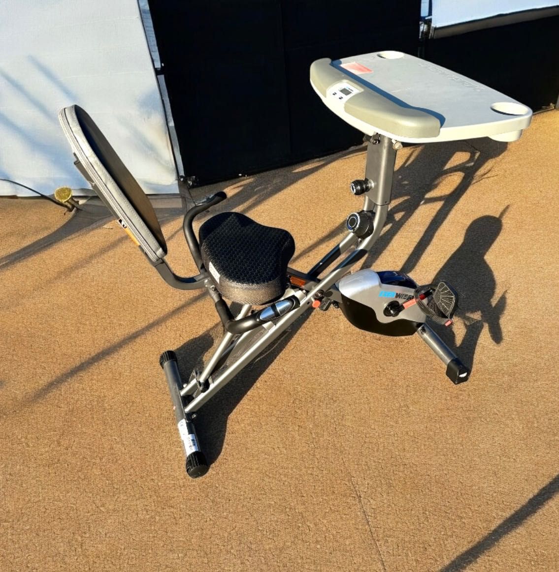 Многофункционален фитнес уред DeskCycle с работен плот
