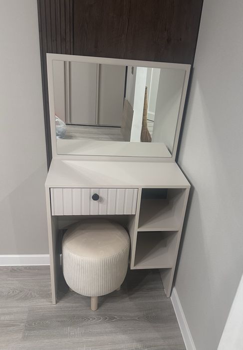 Туалетный столик с пуфом