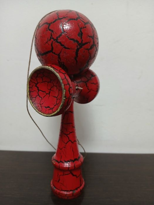 Vând kendama folosită