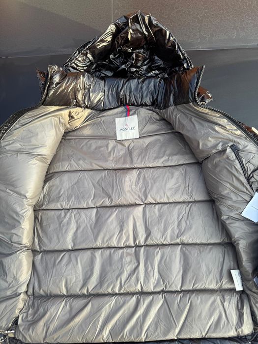 Vând geaca m.o.n.c.l.e.r Originala , NFC , Urgent , Cadoul Perfect