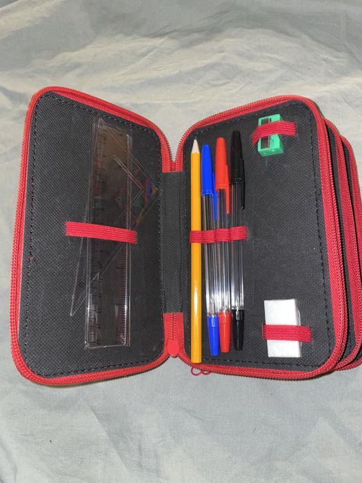 Penar complet echipat pentru scolare băiatului