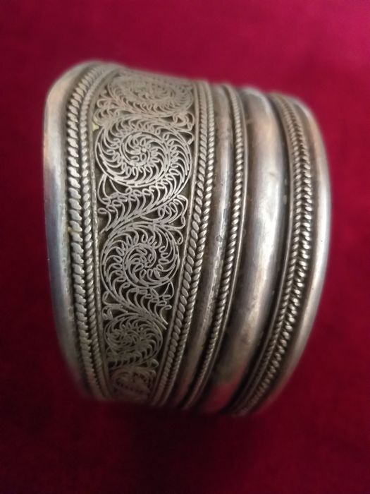 Vand o piesă veche din argint