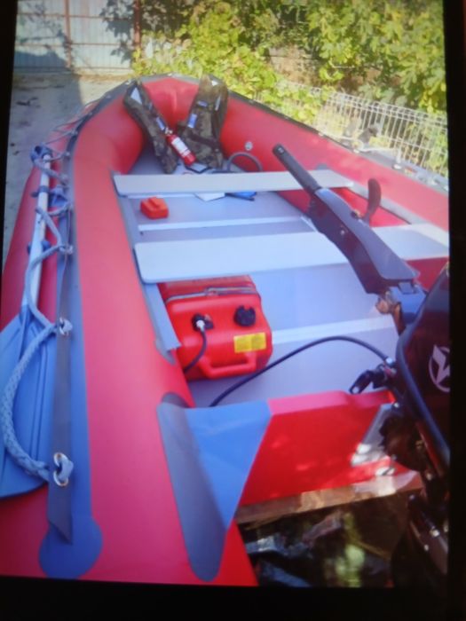Vând barcă cu motor cumpărate de mine de noi barcă lungime 4.20 m