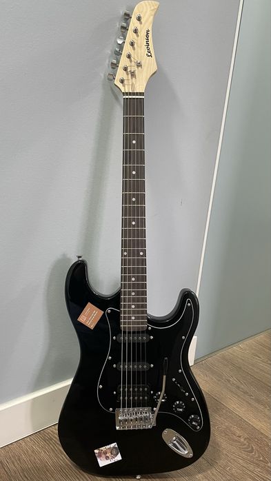 Levinson Stratocaster H-S-S и комбоусилитель 10W