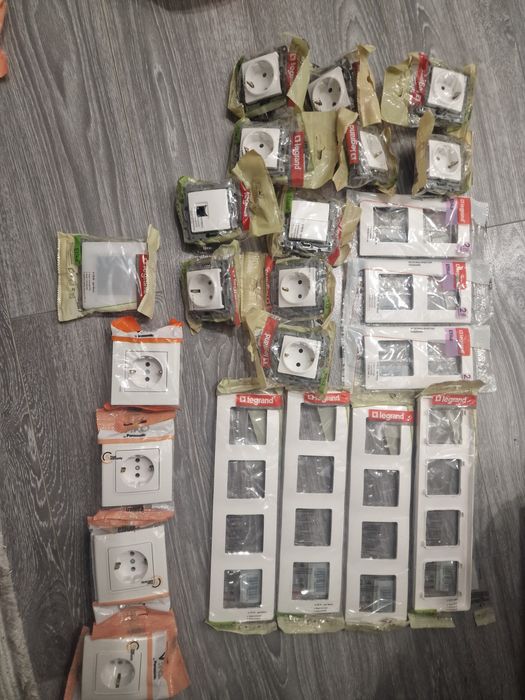 Розетки в комплекте с рамками