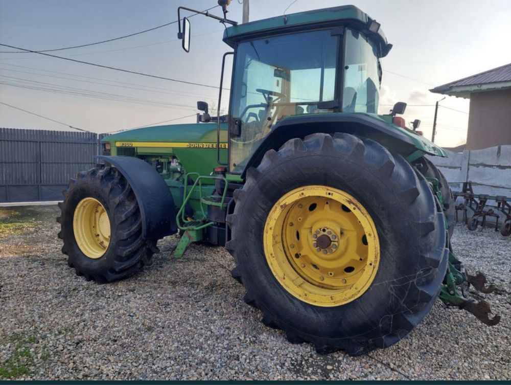 John Deere 8300.
