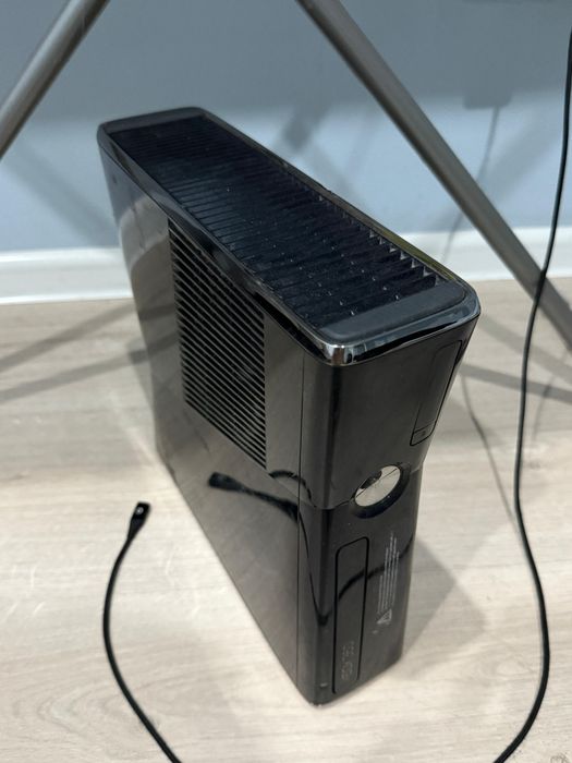 Продам Xbox 360 без джойстиков